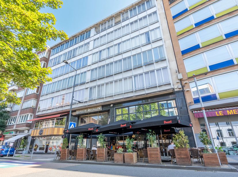 Magnifique appartement de 156m² idéalement situé au coeur de Charleroi ! Avec sa situation en plein centre, lappartement offre un mode de vie pratique