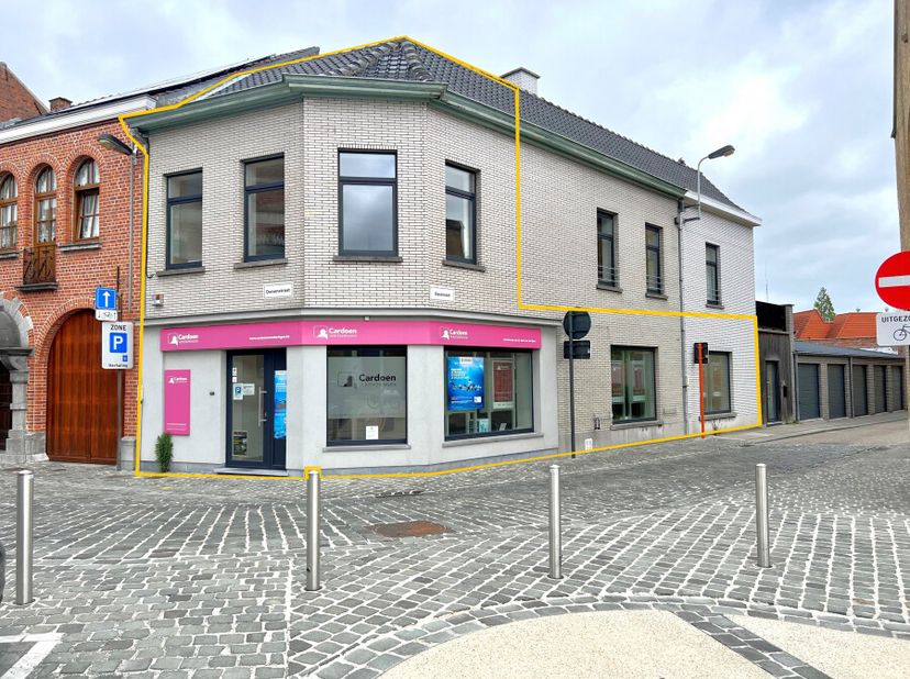 Op zoek naar een uitstekend gelegen handelspand met maximale zichtbaarheid? Dit pand biedt een commerciële ruimte van ca. 65m², een keukentje (8m²), a