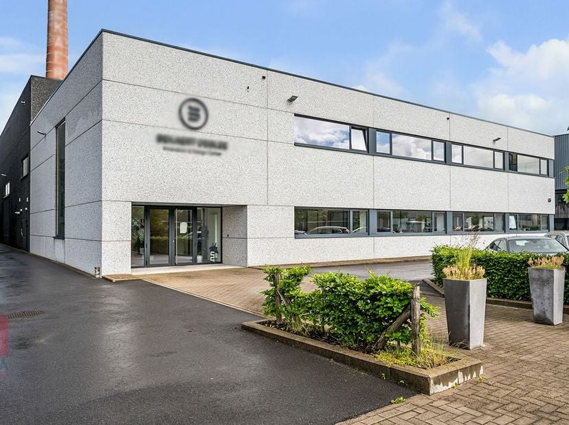 Fantastisch gelegen kantoorruimte van 972 m² te huur gelegen in het bedrijventerrein Groenbek nabij de Expresweg (850 m) met een onmiddellijke verbind