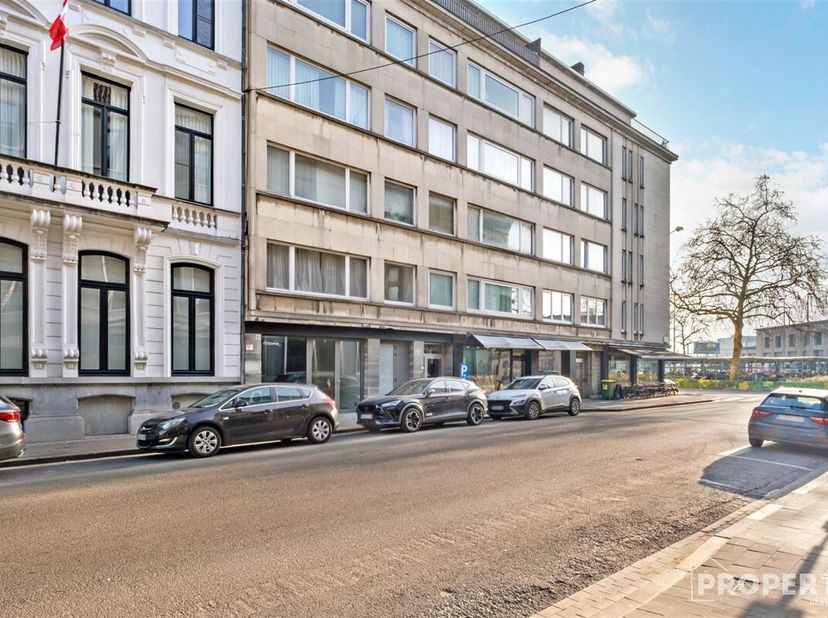 Dit ruime appartement in het hart van Kortrijk biedt een perfecte mix van comfort en functionaliteit. Met een bewoonbare oppervlakte van 90m² is dit p
