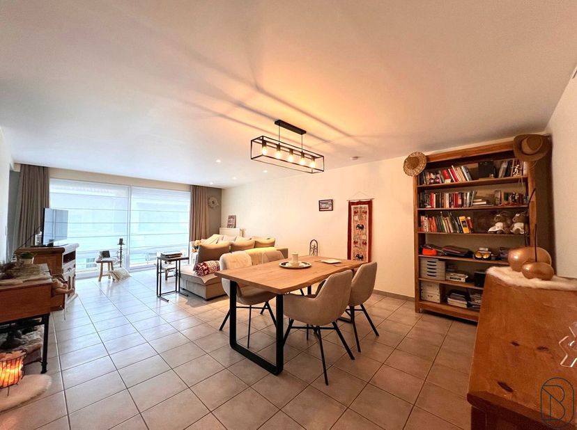 BUITENKANS! RUIM luxe APPARTEMENT met TERRAS, 2 SLK op de 1e verdieping met uitzicht op het gezellige centrum van Oostrozebeke. PERFECT INSTAPKLAAR! I
