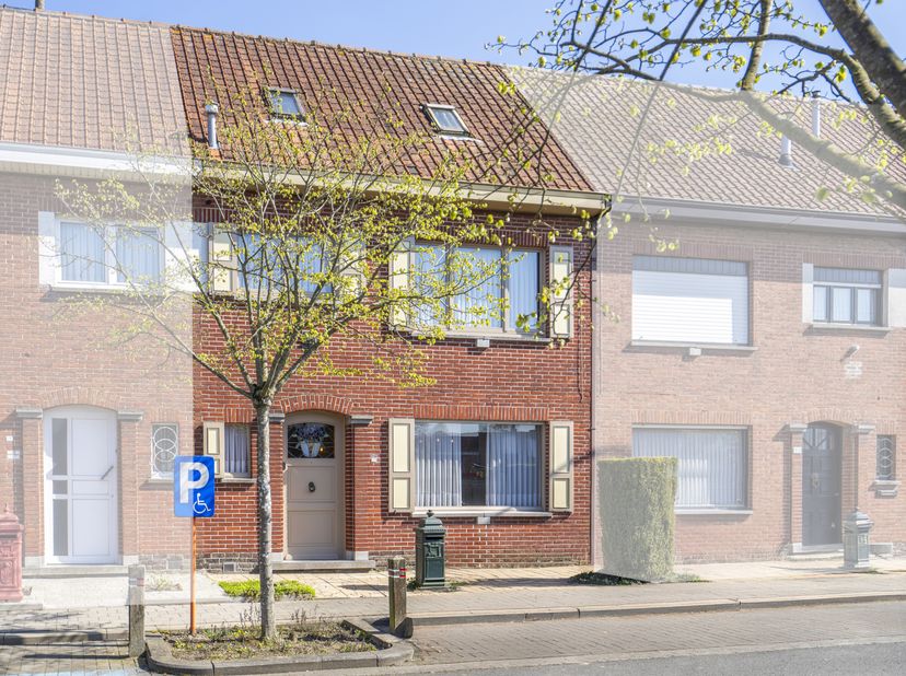 In een rustige en residentiële buurt in Aalbeke, op een steenworp afstand van Kortrijk, bevindt zich deze woning met enorm potentieel in de Oudstrijde