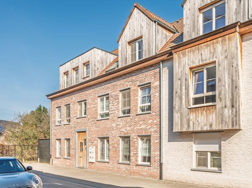 Dit instapklare appartement, gelegen op de eerste verdieping in Bornem, biedt de perfecte combinatie van comfort, moderniteit en een uitstekende liggi