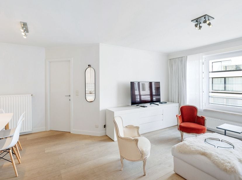 Instapklaar &amp; tevens gemeubeld 1-slaapkamerappartement is gelegen 150m wandelafstand van de Zeedijk-Albertstrand.&lt;br /&gt;
Indeling:  aparte inkomhal met