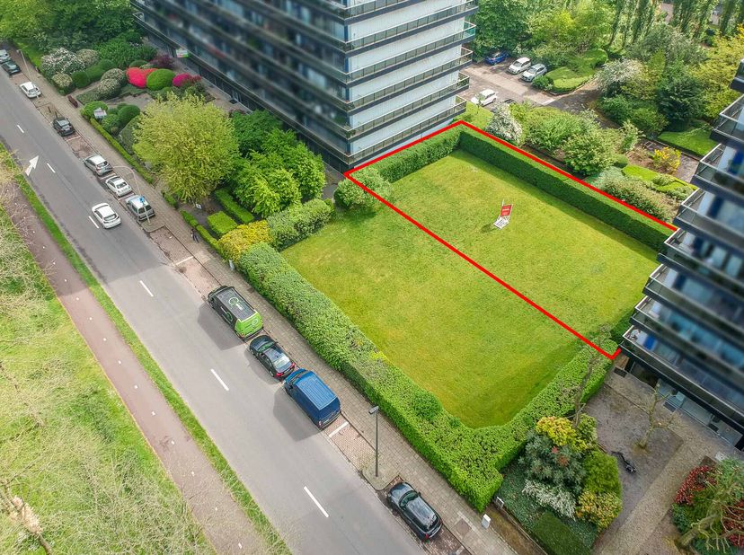 PERCEEL GROND &lt;br /&gt;
 &lt;br /&gt;
Met een oppervlakte van 526 m², nabij de Fruithoflaan in Berchem.  &lt;br /&gt;
Gelegen tussen de gebouwen Apollo A (Fruithofla