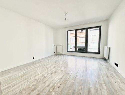                                         Studio avec coin lit à louer à Schaerbeek, € 895
