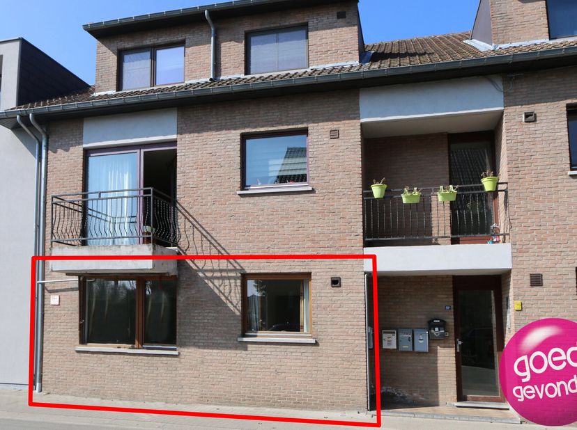 APPARTEMENT op het GELIJKVLOERS met 2 SLAAPKAMERS en GARAGEBOX, rustig gelegen in stadsrand.&lt;br /&gt;
Ruim en instapklaar appartement, ideaal voor zowel