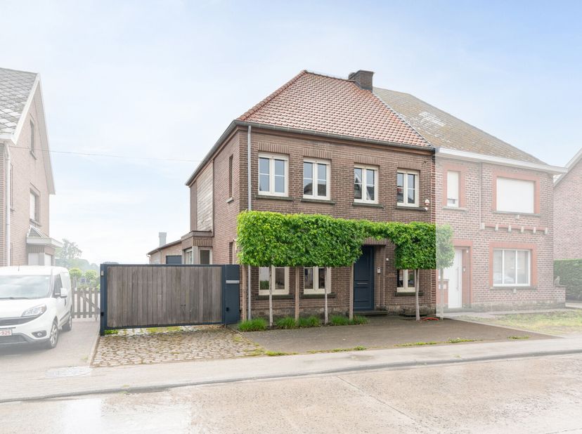 Vous recherchez une maison prête à emménager avec de l&#039;espace, des possibilités et un entrepôt avec bureau ? Cette charmante maison semi-ouverte sur u