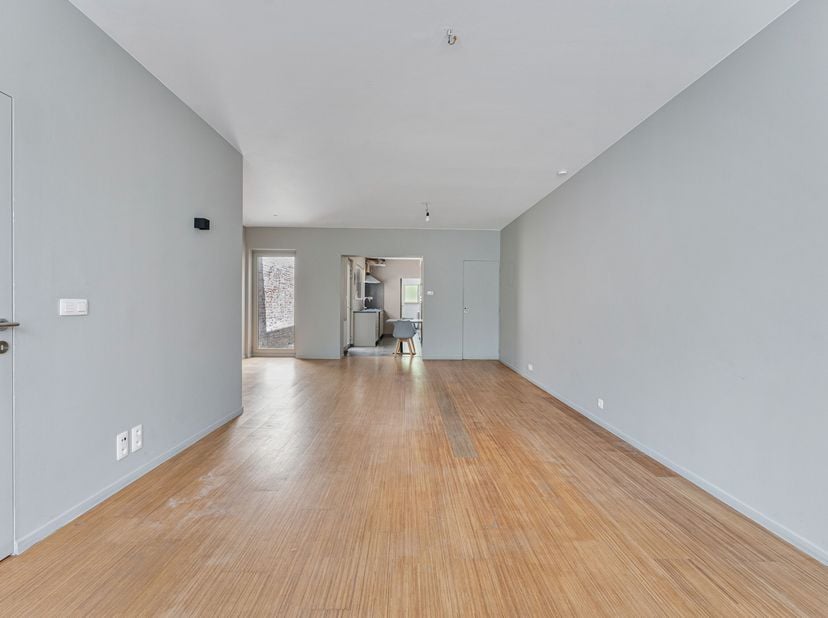 Verder af te werken gezinswoning met tuin in hartje Moorsele!&lt;br /&gt;
Via de inkomhal met apart gastentoilet kom je in de gezellige leefruimte met zitho
