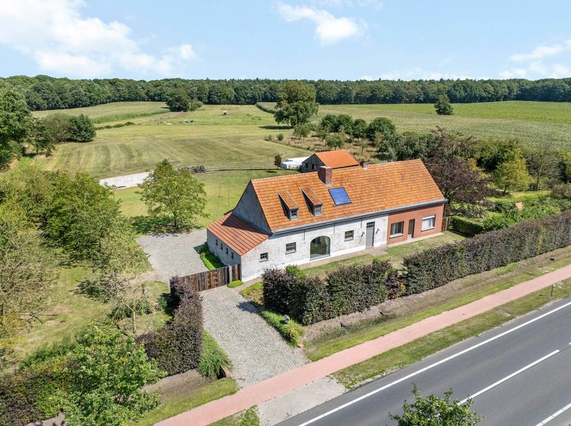 Deze sfeervolle langgevelhoeve combineert authentieke charme met hedendaags comfort én ruimte voor het houden van dieren. Dit eigendom bestaat uit 2 d