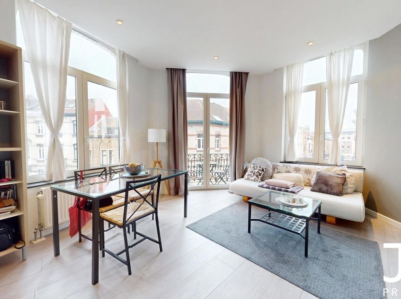 Idéalement situé à proximité de Mérode et de Montgomery, à deux pas du Parc du Cinquantenaire, J&amp;J Properties vous propose ce magnifique appartement d