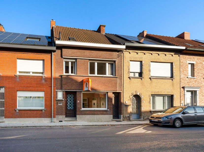 Ruim/ verder te renoveren pand met zijpoort en 4 slaapkamers zoekt nieuwe eigenaars te Wevelgem!&lt;br /&gt;
Het pand is voorzien van een zijpoort, ideaal o