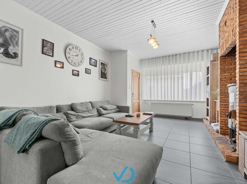 In het hart van Zuidschote, een rustige deelgemeente van Ieper, vinden we deze verrassend ruime woning. Dankzij de gunstige ligging geniet je van een