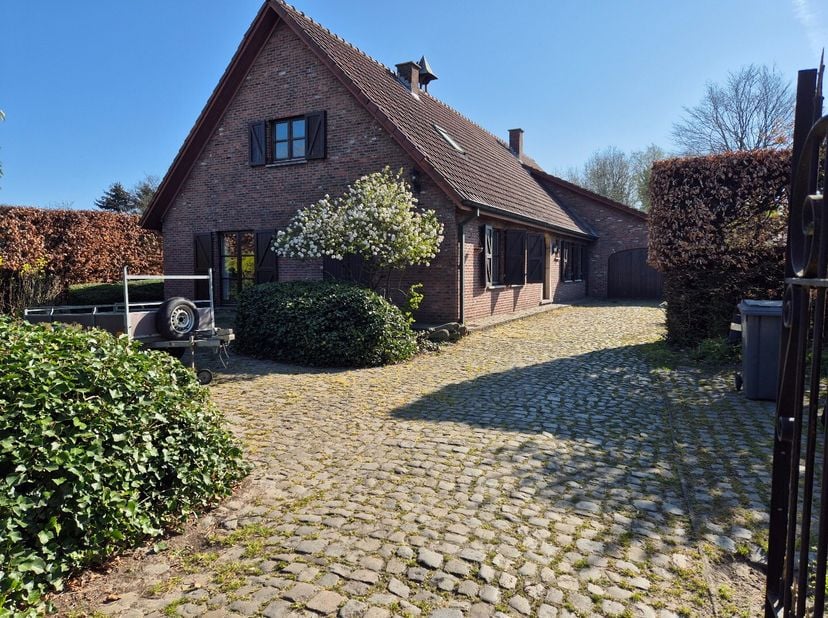 Deze prachtige villa in Wachtebeke is de perfecte woning voor wie op zoek is naar ruimte, comfort en een zonnige tuin. Gelegen op enkele minuten van h