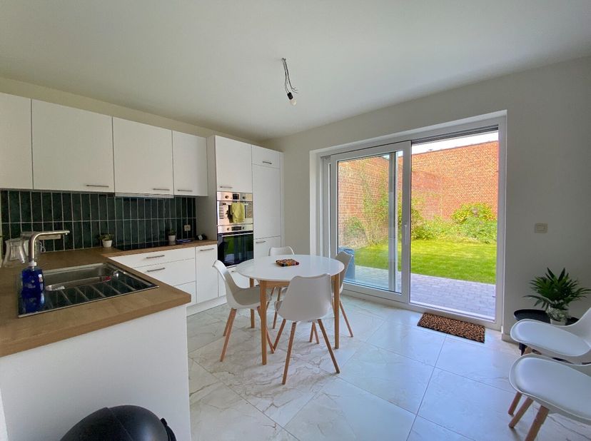 En louant une chambre, profitez des avantages d&#039;une maison entièrement rénovée, meublée et décorée !&lt;br /&gt;
La maison se compose d&#039;un hall d&#039;entrée ave