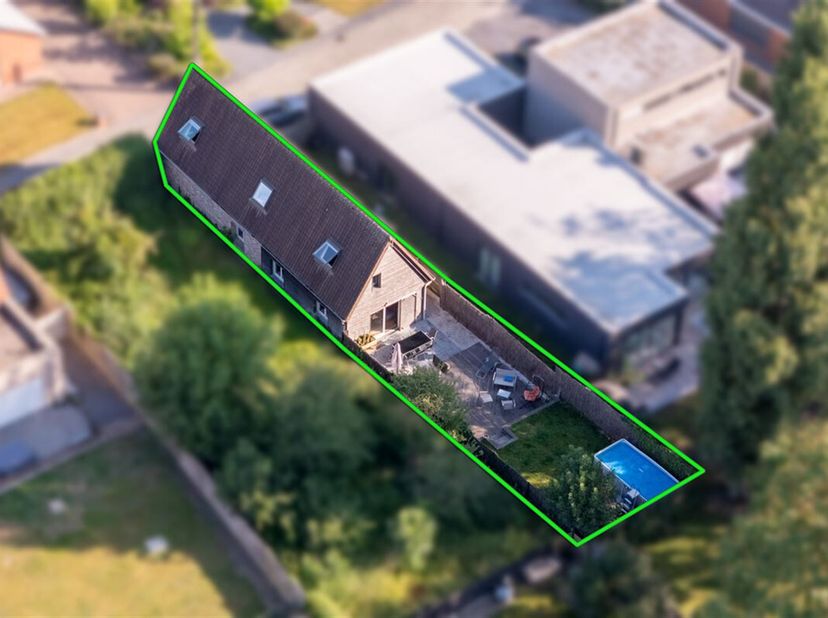 Jolie maison située dans une rue très calme, cette maison en excellent état ne nécessite aucun travaux et offre un cadre de vie paisible avec un jardi