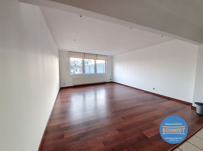 IMMOSCHMIDT (Ref. 19511) - ETTERBEEK (La Chasse) - BESCHIKBAAR 01/06/2025: Mooi gerenoveerd appartement van +/- 80m² volgens PEB, bestaande uit een wo