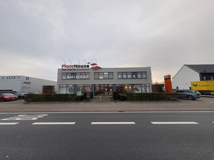 Dit ruime en functionele bedrijfsgebouw is gelegen op een commerciële topligging langs de Boomsesteenweg in Aartselaar, vlak aan de A12. Dankzij deze