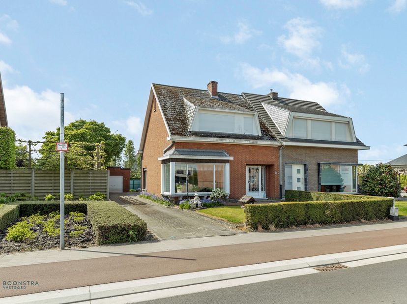 Op een uitstekende locatie nabij het centrum van Putte bevindt zich deze op te frissen woning met 3 slaapkamers. U geniet hier van een uitstekende ber