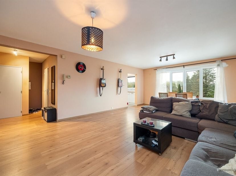 Spacieux appartement de trois chambres à coucher avec vue sur le canal au coeur de Saint-Job&lt;br /&gt;
Cet appartement bénéficie d&#039;un emplacement de choix