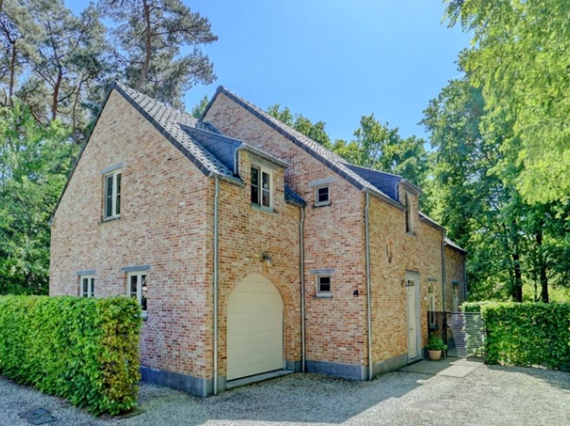 Instapklare villa van 265m² in pastorale stijl op 11 are 93 ca met mooie tuin.&lt;br /&gt;
Zeer rustig en residentieel gelegen stijlvolle villa met mooie aa