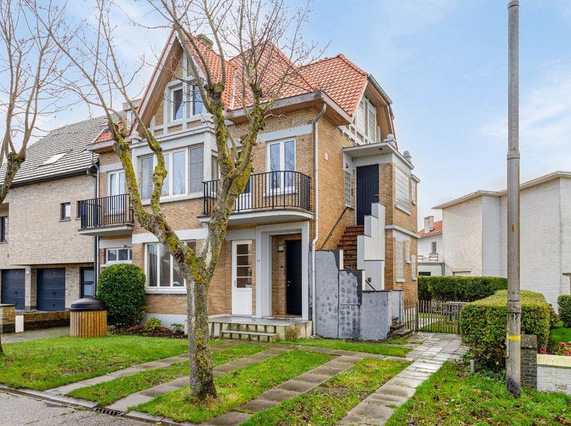 Wenduine: ruime villa bestaande uit drie vergunde appartementen te koop in het hartje van Wenduine.Deze ruime villa vlakbij het centrum van Wenduine,