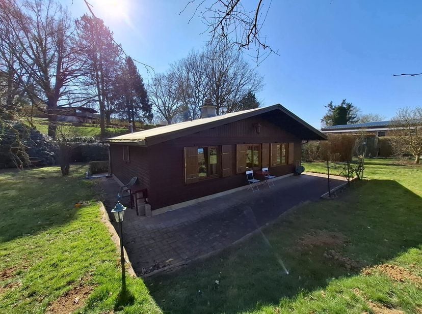 Zeer verzorgde chalet VOOR PERMANENTE BEWONING in de wijk &quot;Den Tomme&quot;, gelegen op het grondgebied van Bertem. Ruim perceel, zeer rustige ligging. Verz