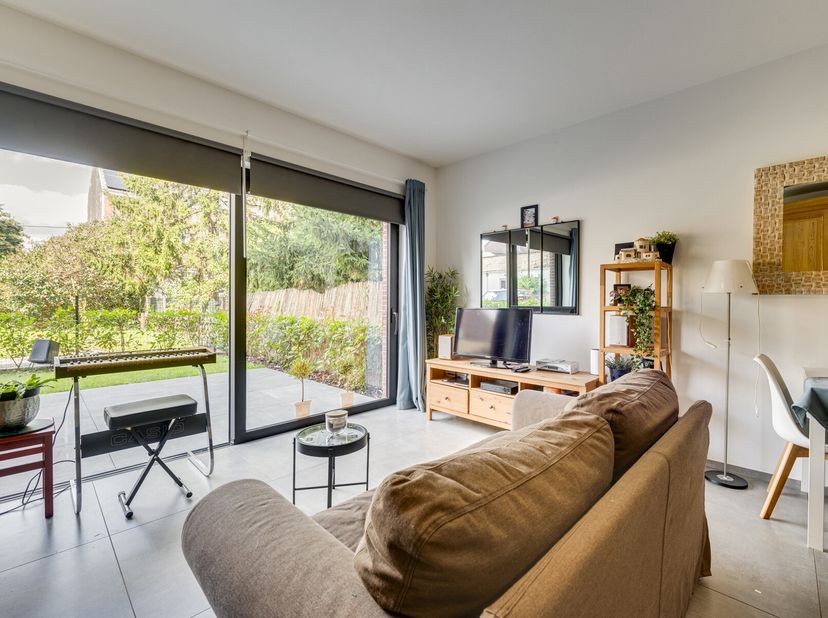 MARNEFFE real estate biedt u dit prachtige 2-slaapkamer appartement van 87m² woonoppervlak aan, gelegen in het centrum van Hoei, dichtbij alle voorzie