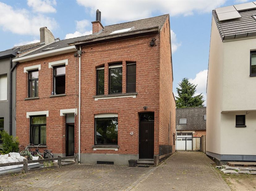 Op zoek naar een renovatieproject met ruimte en mogelijkheden? Deze halfopen bebouwing uit de jaren 30 biedt niet alleen een ruime gezinswoning, maar