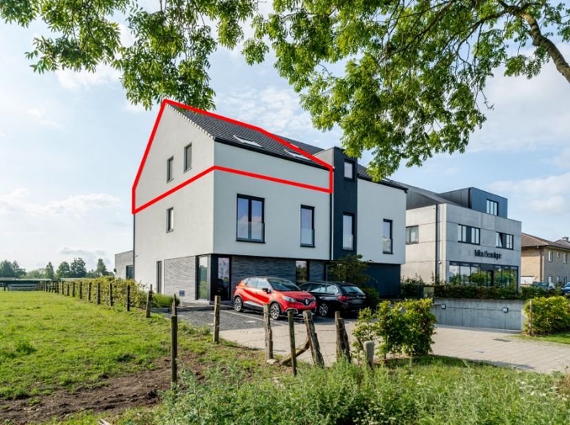 Goed gelegen nabij Donkmeer, nieuw donk, winkels, scholen, invalswegen.&lt;br /&gt;
Inkom, leefruimte met open keuken, berging/wasplaats, terras met uitzich