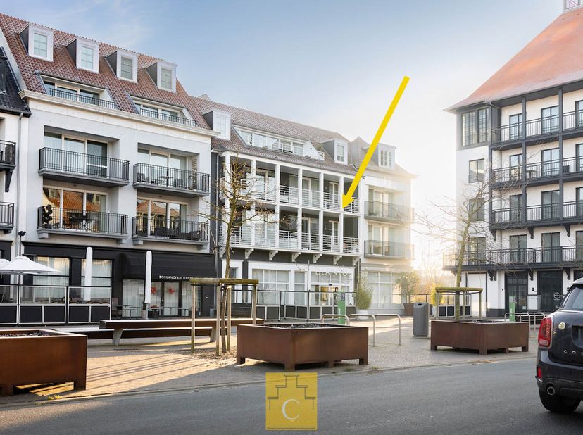 In het hart van Knokke, op het levendige Keith Haringplein, ligt dit recente en smaakvol ingerichte éénslaapkamer appartement. Dankzij de hoogwaardige