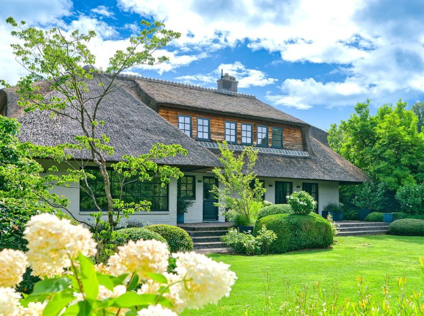 À deux pas de lArboretum de Tervuren, cette élégante villa au toit de chaume se distingue par son charme authentique et ses prestations de qualité.&lt;br
