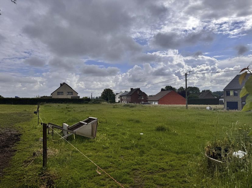 BOUWGROND - OPEN BEBOUWING  &lt;br /&gt;
 &lt;br /&gt;
Gelegen te Rutten, De Grunnestraat naast huisnummer 12, open bebouwing, oppervlakte 9a22ca.