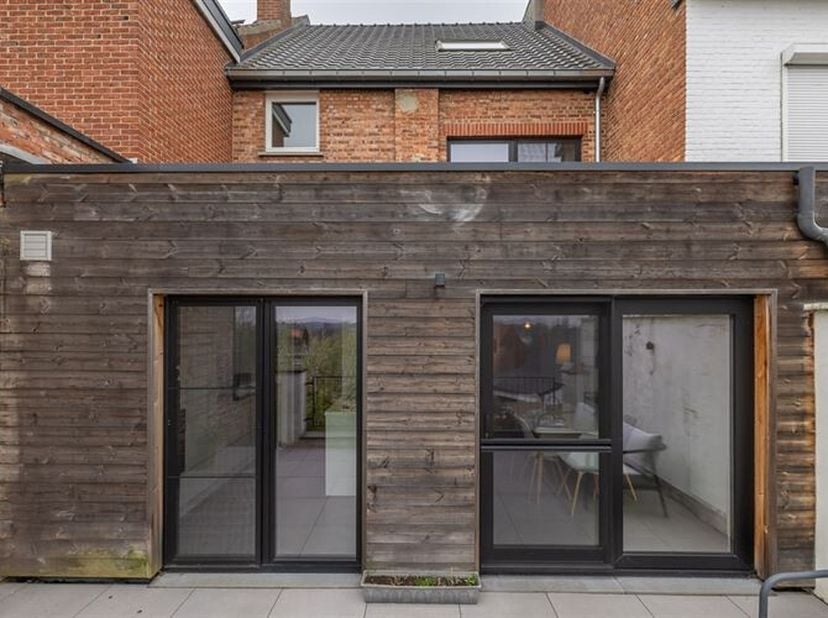 Instapklare, in 2018 volledig gerenoveerde woning met prachtige stadstuin, inpandig te bereiken via het tuinniveau of stalen draaitrap vanop terras .