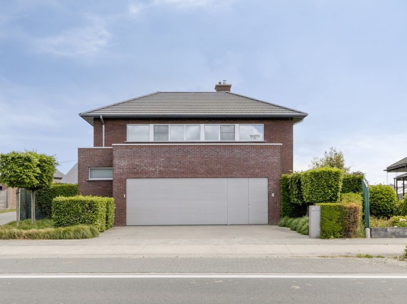 Droomvilla in Haasdonk: Luxe, Comfort &amp; Technologie wachten op U!&lt;br /&gt;
Stap binnen in een oase van rust en stijl. De ruime leefruimte, verrijkt met e