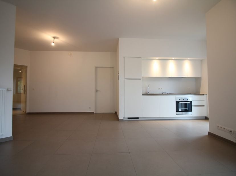 Bel appartement 1 chambre idéalement situé dans la belle commune de Woluwe-Saint-Lambert. Cet appartement de 65m² se compose comme suit: hall d&#039;entrée