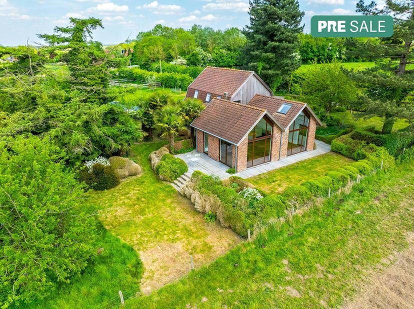 Cette charmante maison rurale est prête à emménager et dispose d&#039;un espace de vie spacieux au rez-de-chaussée, idéal pour se détendre et s&#039;amuser. La