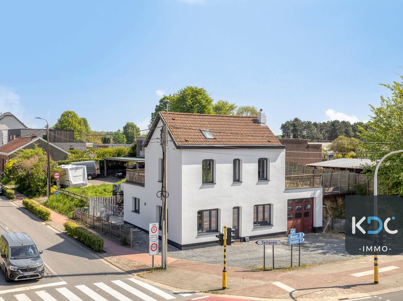 Maison individuelle avec grand garage à Overijse, idéale pour indépendant ou garagiste.&lt;br /&gt;
Largement rénovée en 2025.&lt;br /&gt;
Rez-de-chaussée : hall