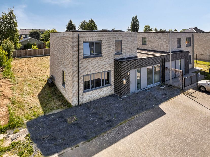 Rustig gelegen, lichtrijke half open woning met  3 slaapkamers en mooie tuin.&lt;br /&gt;
De gezinswoning beschikt over een ruime woonkamer met doorzon, rec
