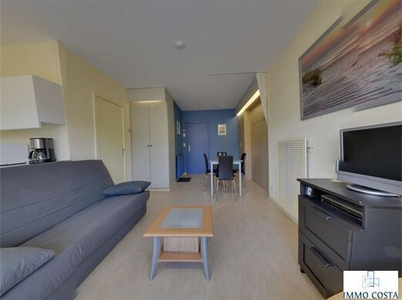 À VENDRE : Charmant studio dans la Résidence Senator&lt;br /&gt;
Ce charmant studio au cinquième étage de la Résidence Senator offre un cadre de vie paisibl