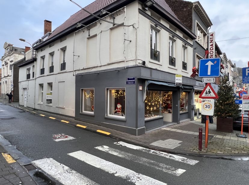 Te Huur: Handelspand op Toplocatie in het Hart van Geraardsbergen&lt;br /&gt;
&lt;br /&gt;
Ligging:&lt;br /&gt;
Dit handelspand bevindt zich op een absolute toplocatie