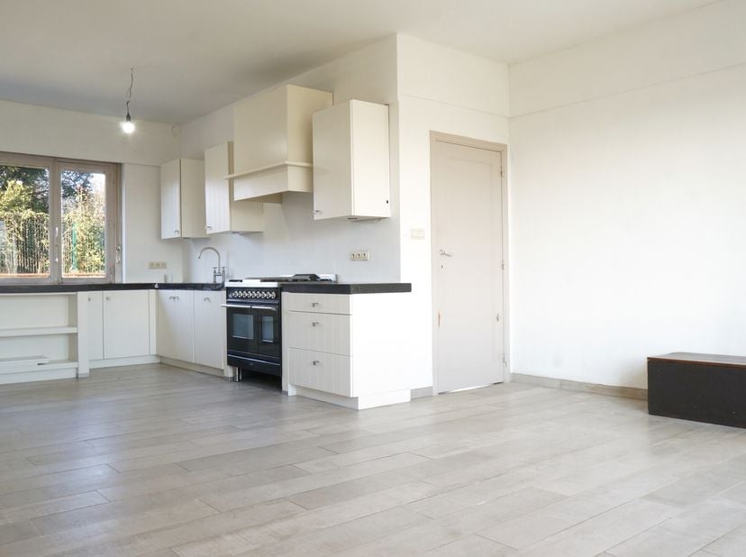 Très bonne situation proche du centre de Genval et de ses facilités. Appartement dans une petite copropriété de 2 unités et situé au 1 étage . Offrant