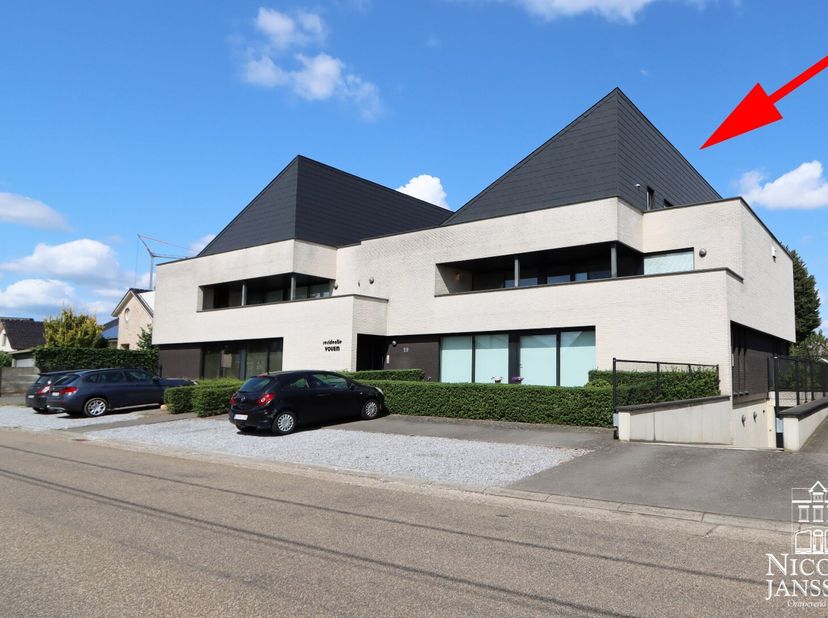 Dit royaal duplex-penthouse is zeer ruim ingedeeld met o.a. twee slaapkamers, twee badkamers en mooie leefruimte met open keuken. Genieten kan u op he
