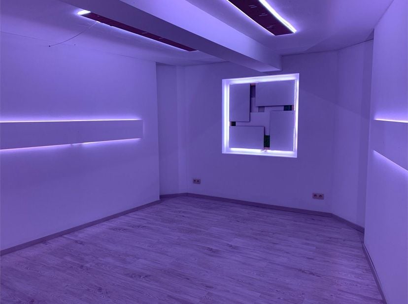 Het handelspand / kantoorruimte is gelegen in de vernieuwde galerij Claes, Stationsstraat te Genk. &lt;br /&gt;
&lt;br /&gt;
Het handelspand / kantoorruimte heeft