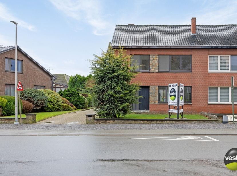 Deze gezellige en ruime gezinswoning biedt modern comfort en een uitstekende ligging op korte afstand van het bruisende centrum van Bilzen. Met een do