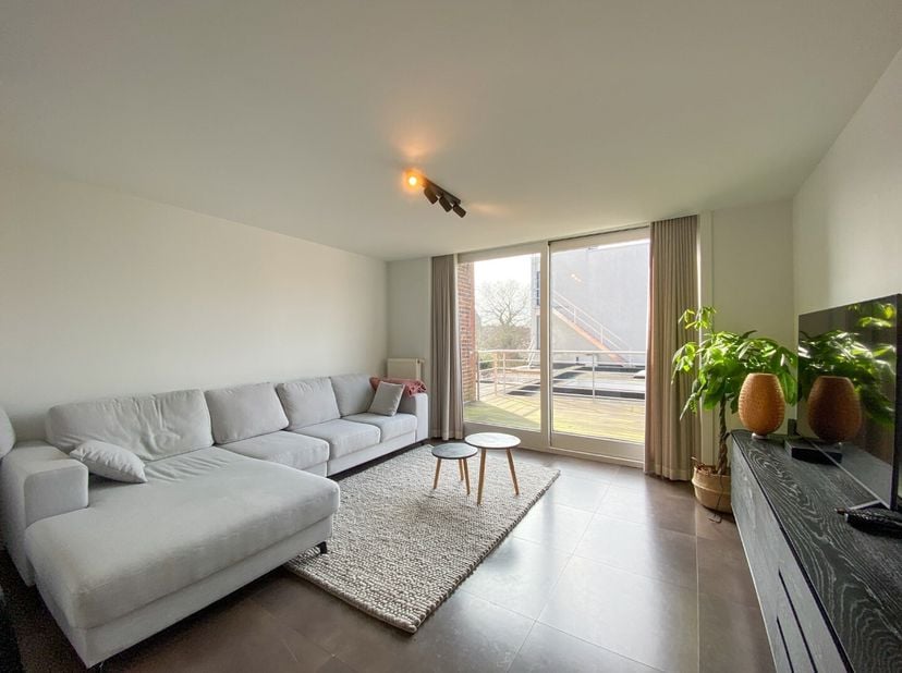 Dit fantastisch appartement (106m2) is gelegen in het centrum van Diksmuide en bestaat uit:&lt;br /&gt;
GELIJKVLOERS:&lt;br /&gt;
Eigen inkomhal met bergruimte.&lt;b
