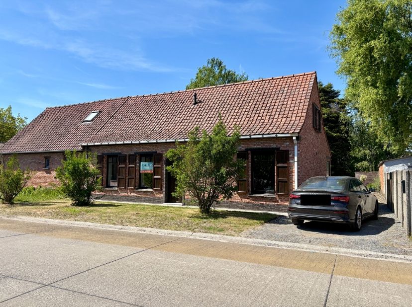 Op zoek naar een charmante woning met veel ruimte, zowel binnen als buiten? Deze halfopen bebouwing is gelegen op een perceel van maar liefst 1191 m²,