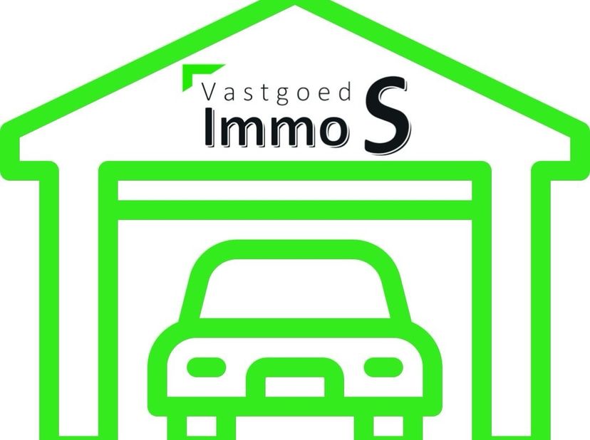 Overdekte parkeerplaats in afgesloten complex, gelegen op gelijkvloerse verdieping. &lt;br /&gt;
Toegankelijk via brede elektrische garagepoort. &lt;br /&gt;
&lt;br