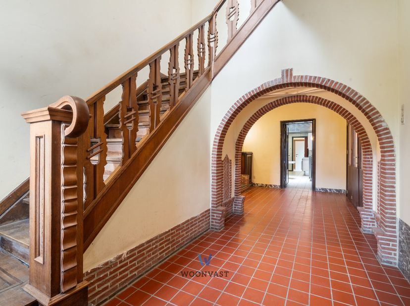 Bent u op zoek naar een unieke te renoveren woning vol charme en karakter? Dan is deze knappe Interbellum woning met authentieke elementen precies wat