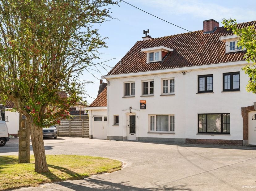 Cette maison bien entretenue comprend : hall d&#039;entrée avec toilette, grand séjour et cuisine attenante avec coin petit déjeuner. Salle polyvalente/bur